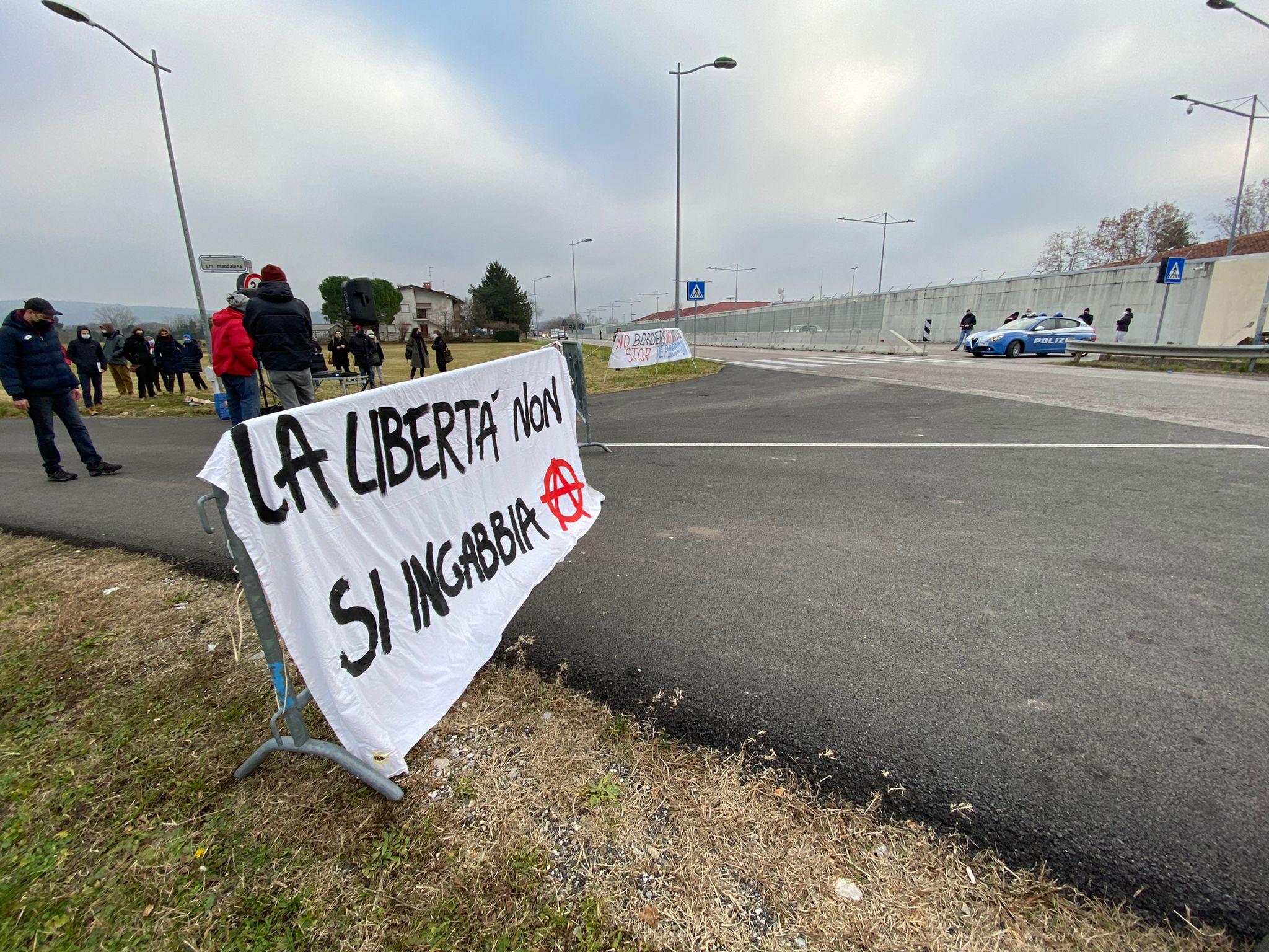 Immagine per La rabbia fuori dal Cpr di Gradisca, «basta morti di Stato»